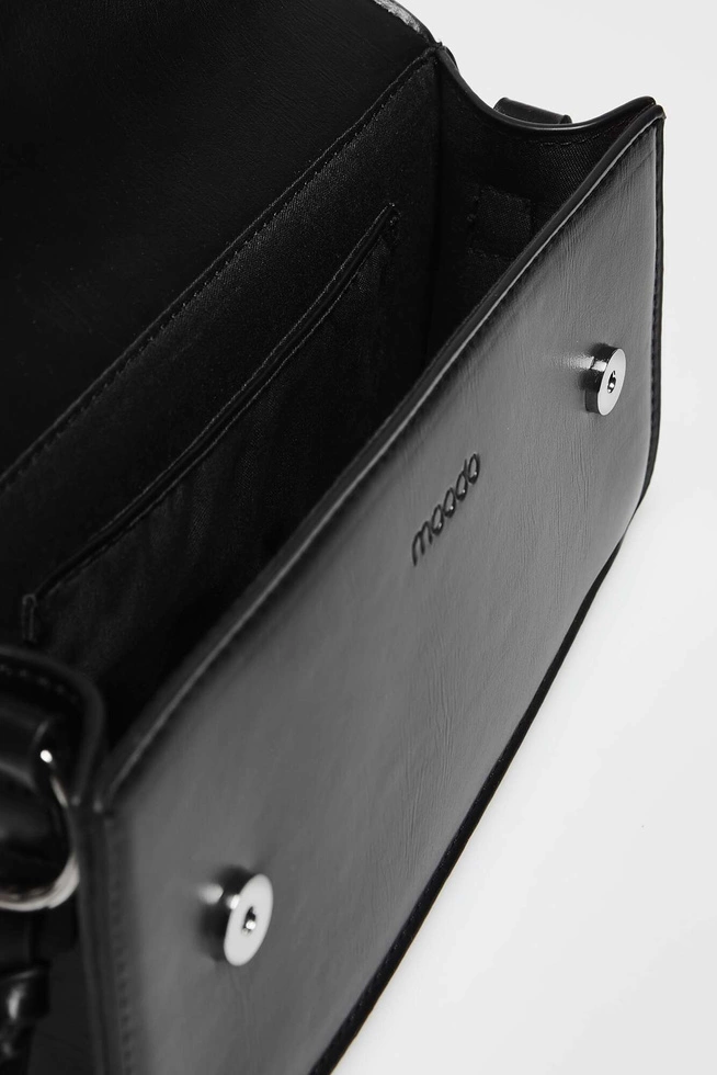 Torebka na ramię ze srebrną klamrą czarna