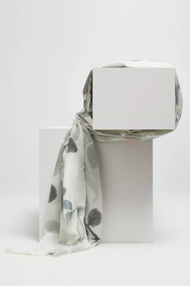 Szal z roślinnym nadrukiem szary