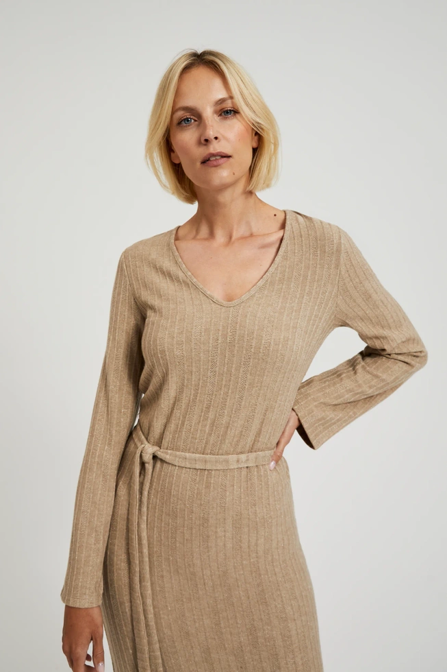 Prążkowana sukienka midi beżowa