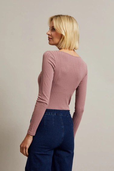 Prążkowana bluzka z dekoltem w serek