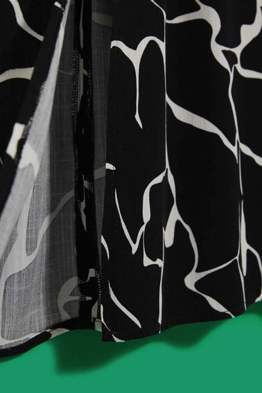 Wzorzysta spódnica z rozcięciem czarna