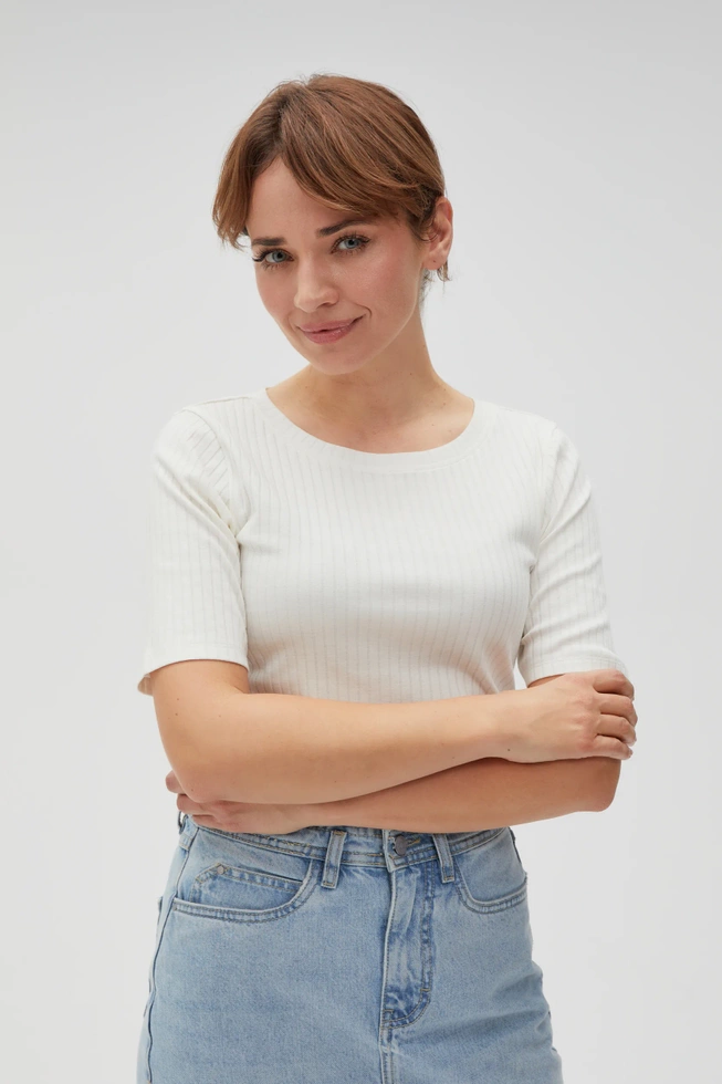 Dopasowana bluzka z prążkowanego materiału biała