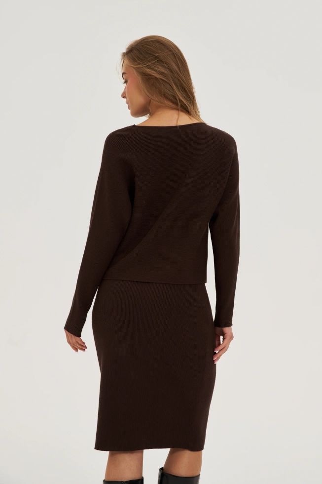 Prążkowany sweter brązowy