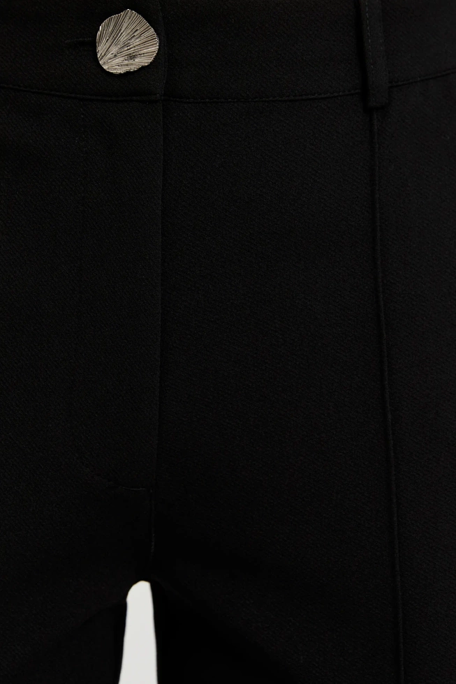 Gładkie spodnie z ozdobnym guzikiem czarne
