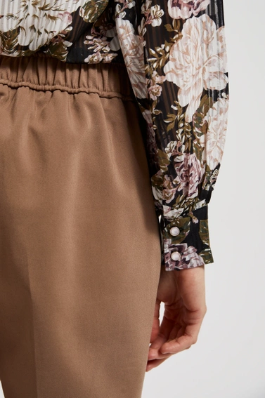 Eleganckie spodnie w kant z ozdobnymi guzikami beżowe