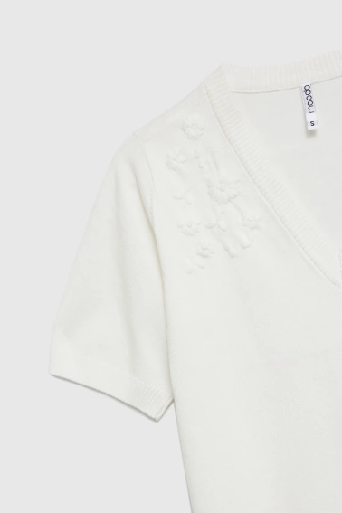 Sweter z krótkimi rękawami i dekoltem w serek biały