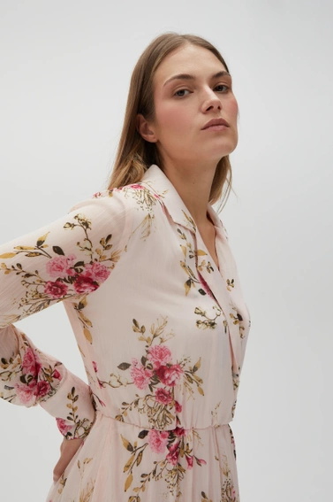 Plisowana sukienka w kwiaty różowa