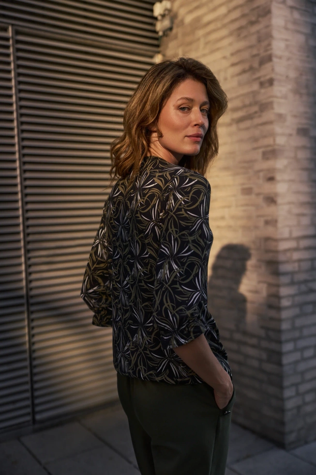 Sweter z wzorem czarny