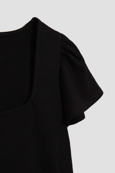 Bluzka z prążkowanej dzianiny z krótkimi bufaistymi rękawami czarna