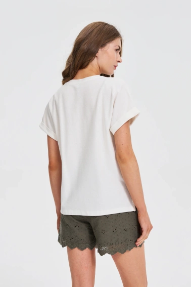 Bluzka z guzikami na dekolcie biała