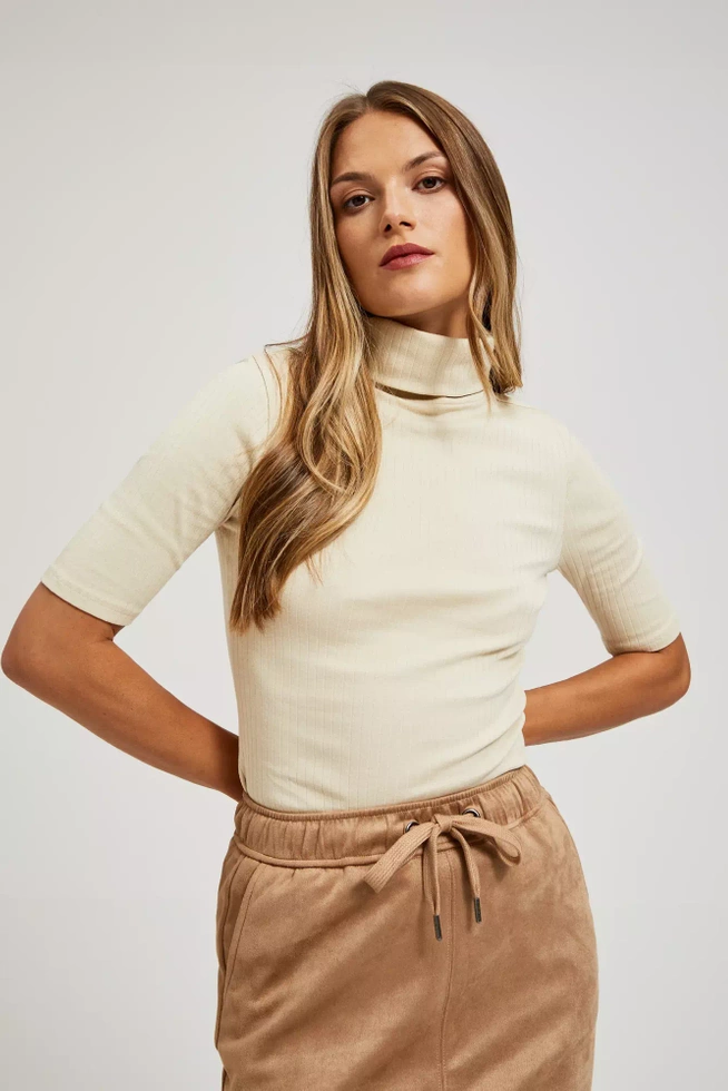 Prążkowana bluzka z golfem piaskowa