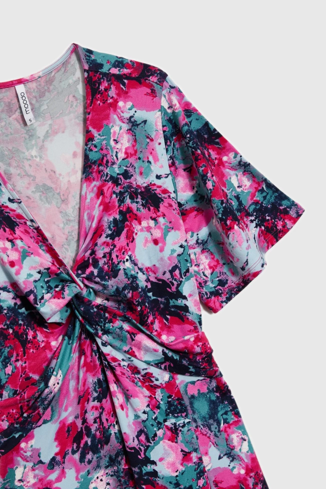 Wzorzysta sukienka z dekoltem fuksjowa