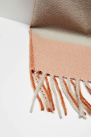 Szal w kratkę z frędzlami ciemno koralowy