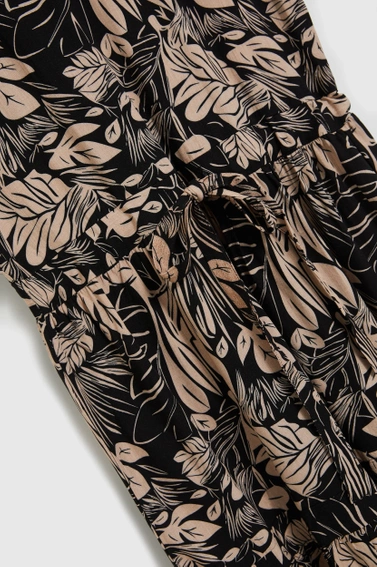 Taliowana sukienka w kwiaty czarna