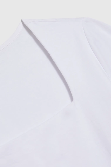 Bluzka z dekoltem karo biała