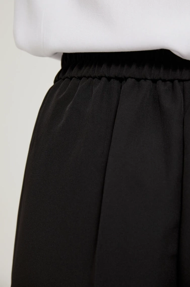 Garniturowe spodnie z nogawkami w kant czarne