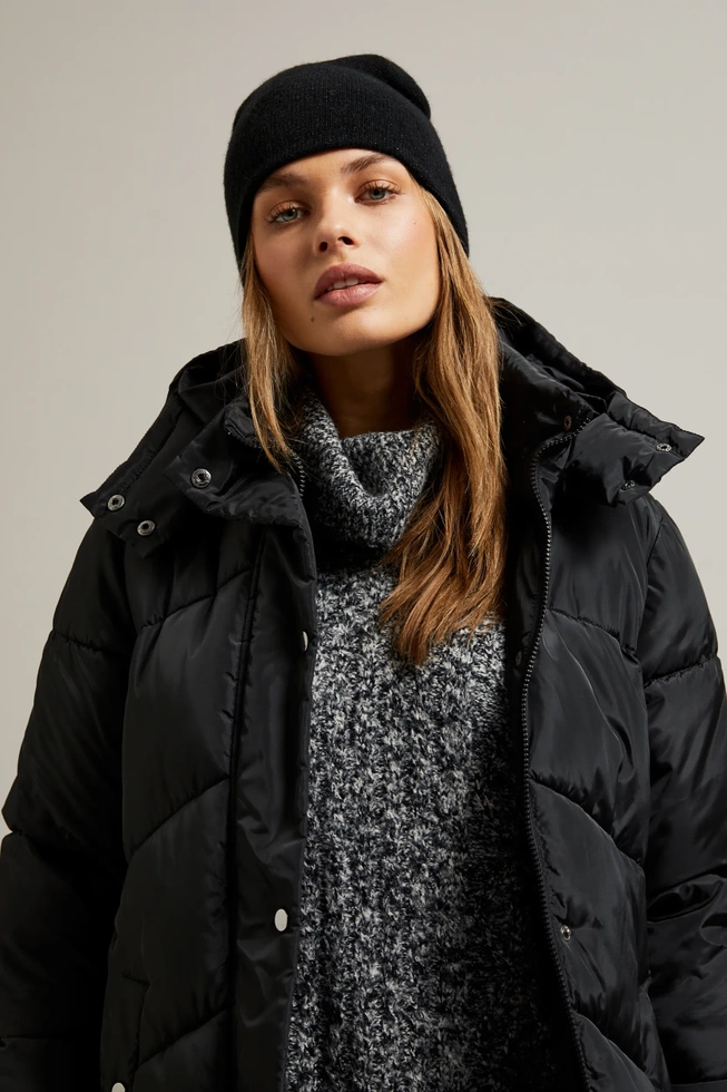 Długa pikowana kurtka z kapturem czarna