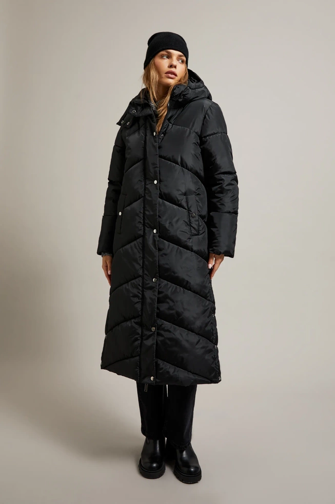 Długa pikowana kurtka z kapturem czarna