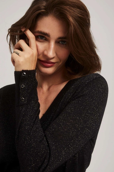 Sweter z metaliczną nitką i dekoltem w serek czarny