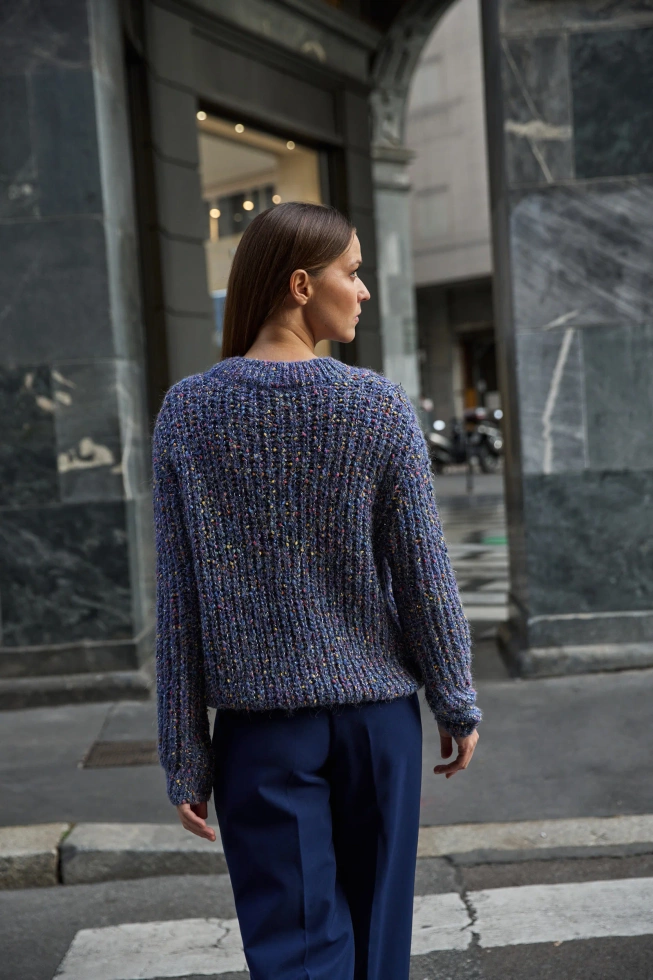 Sweter ozdobiony kolorową nitką granatowy