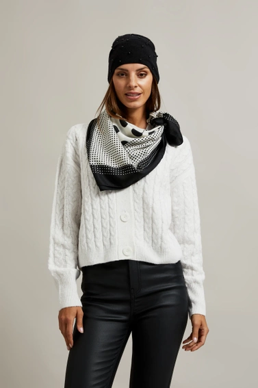 Czapka ozdobiona perełkami czarna