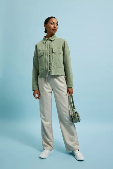 Kurtka z kieszeniami i kołnierzykiem oliwkowa