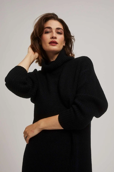 Swetrowa sukienka z golfem czarna