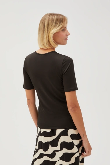 Bluzka z ozdobnym dekoltem