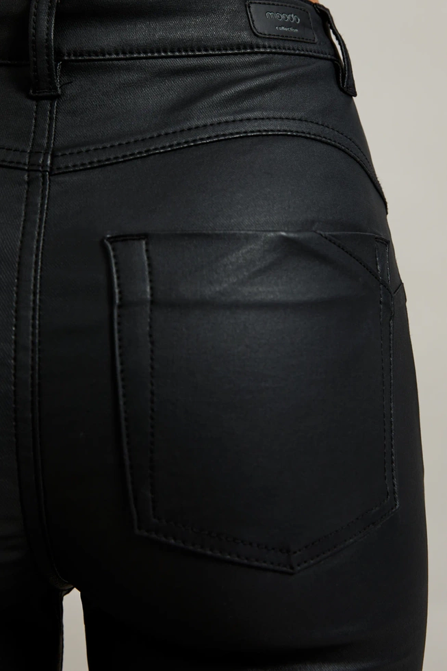 Woskowane spodnie rurki czarne