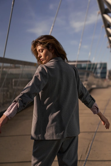 Marynarka z podwijanymi rękawami szara 