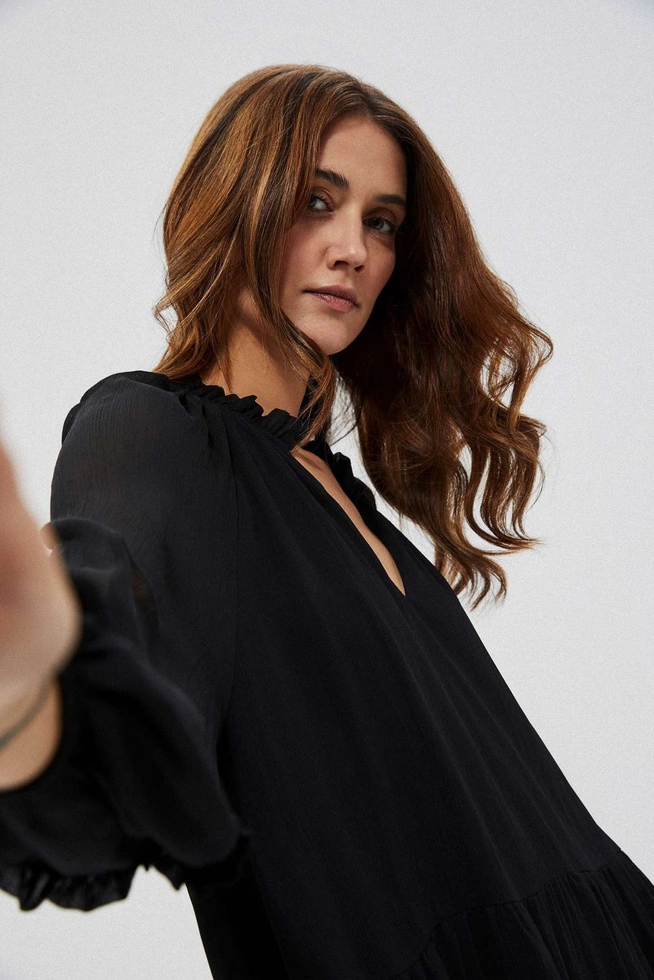 Gładka sukienka z falbanami