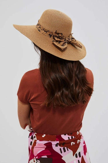 Kapelusz słomkowy z szerokim rondem i ozdobną wstążką beżowy