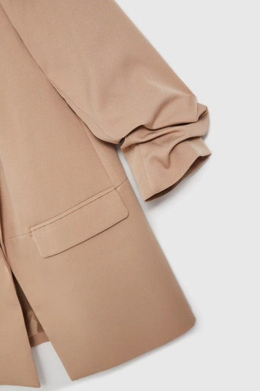 Gładka beżowa marynarka z marszczonymi rękawami 3/4