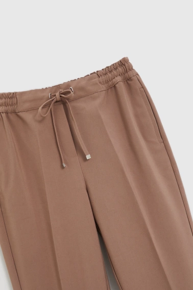Spodnie w kant z prostymi nogawkami ciemnobeżowe