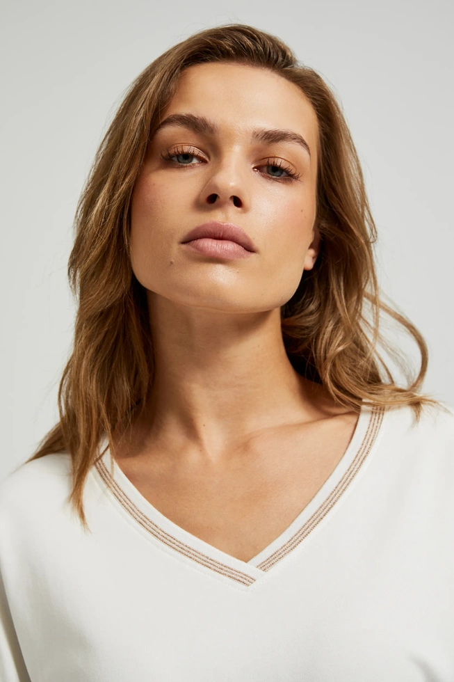 Bluzka z dekoltem ozdobionym paskami biała