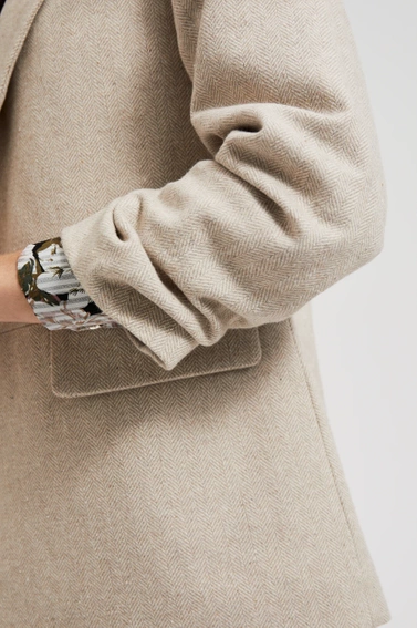 Gładka marynarka z marszczonymi rękawami 3/4 beżowa