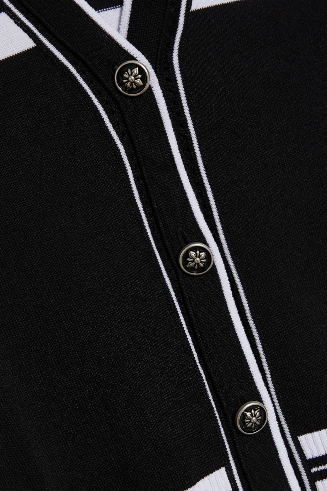 Sweter z ozdobnymi guzikami czarny