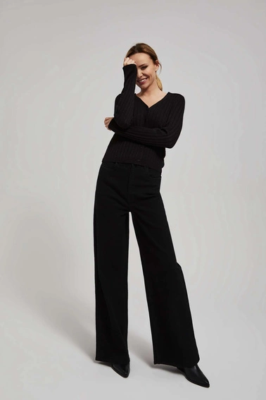 Sweter ozdobiony metaliczną nitką czarny