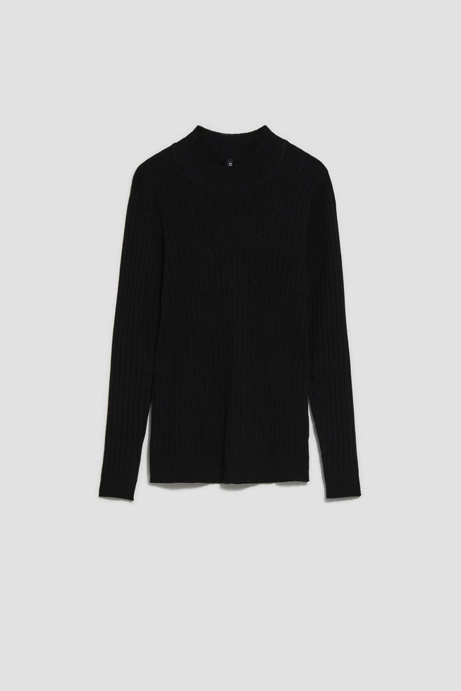 Dopsowany sweter w prążki czarny