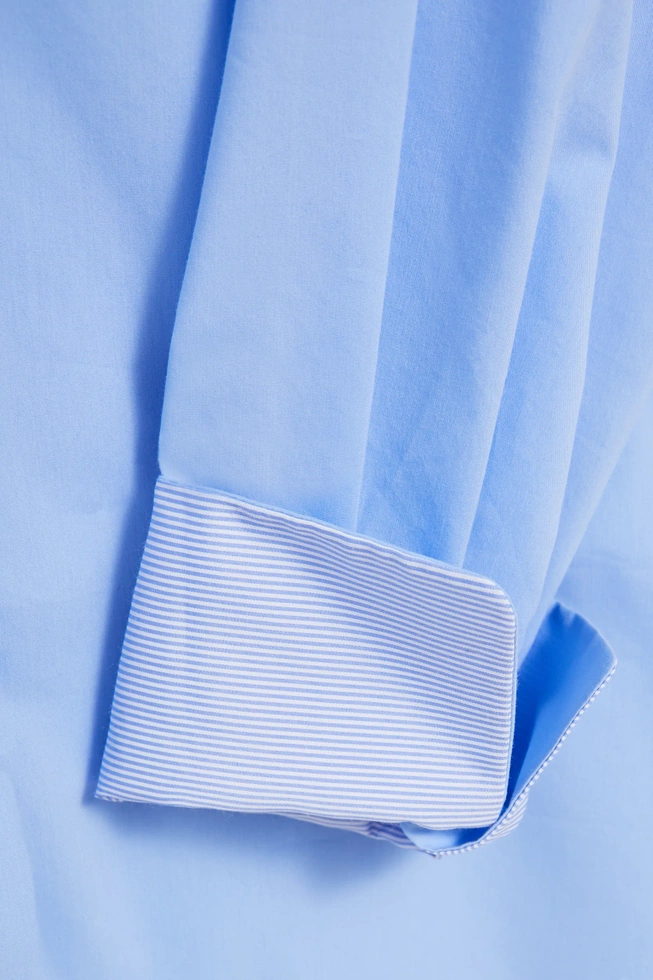 Gładka koszula z przedłużonym tyłem niebieska