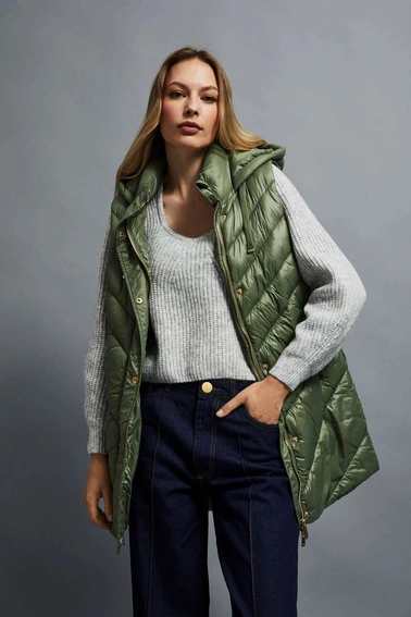 Pikowana kamizelka z kapturem oliwkowa