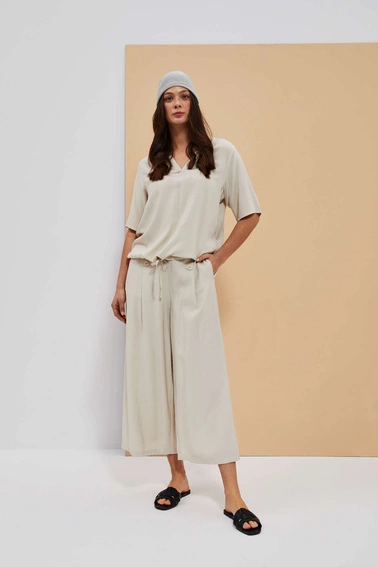 Koszula z wiązaniem w pasie i dekoltem w serek piaskowa