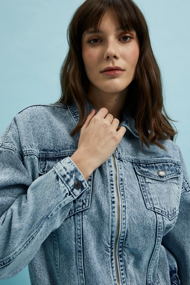 Jeansowa kurtka zapinana na zamek niebieska