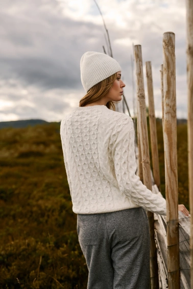 Sweter z ozdobnym splotem beżowy