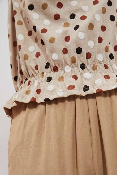 T-shirt w kolorowe kropki piaskowy