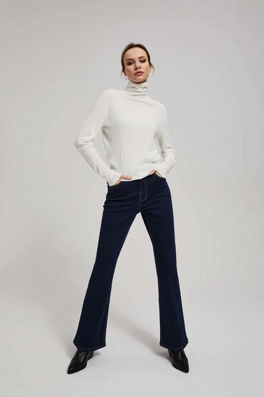 Cienki sweter z golfem perłowy