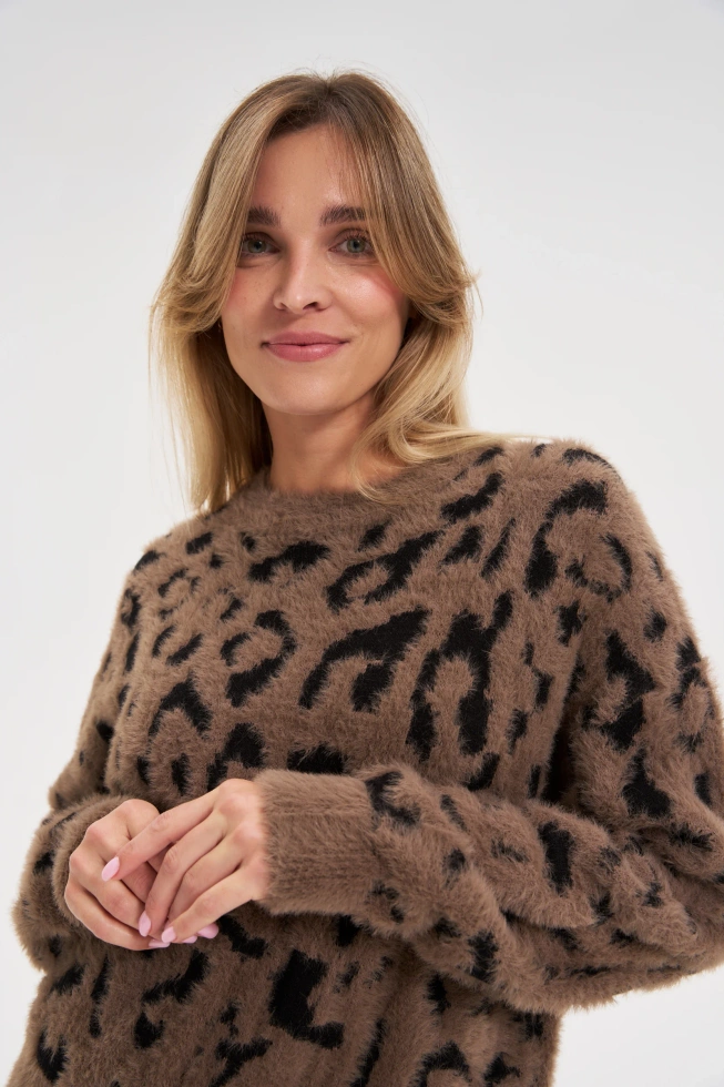 Sweter w panterkę brązowy