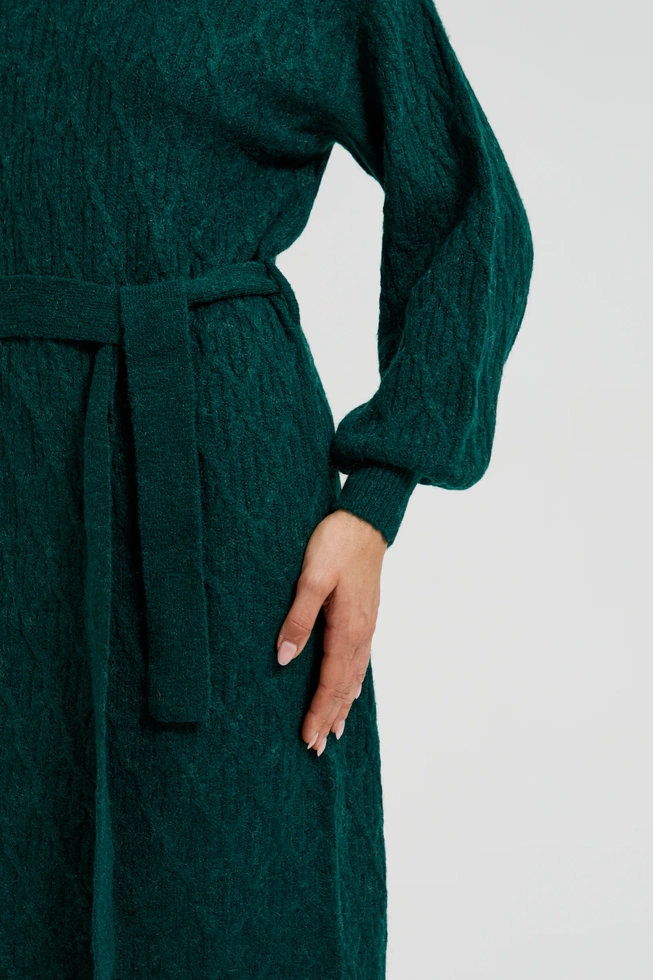 Dzianiowa sukienka z golfem i bufiastymi rękawami zielona