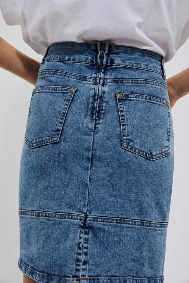 Jeansowa ołówkowa spódnica o długości przed kolano niebieska