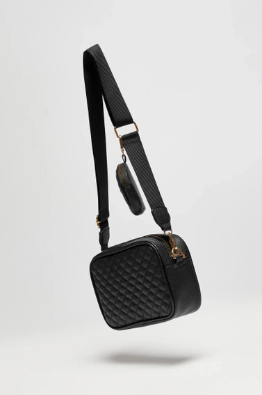 Mała torebka na szerokim pasku czarna
